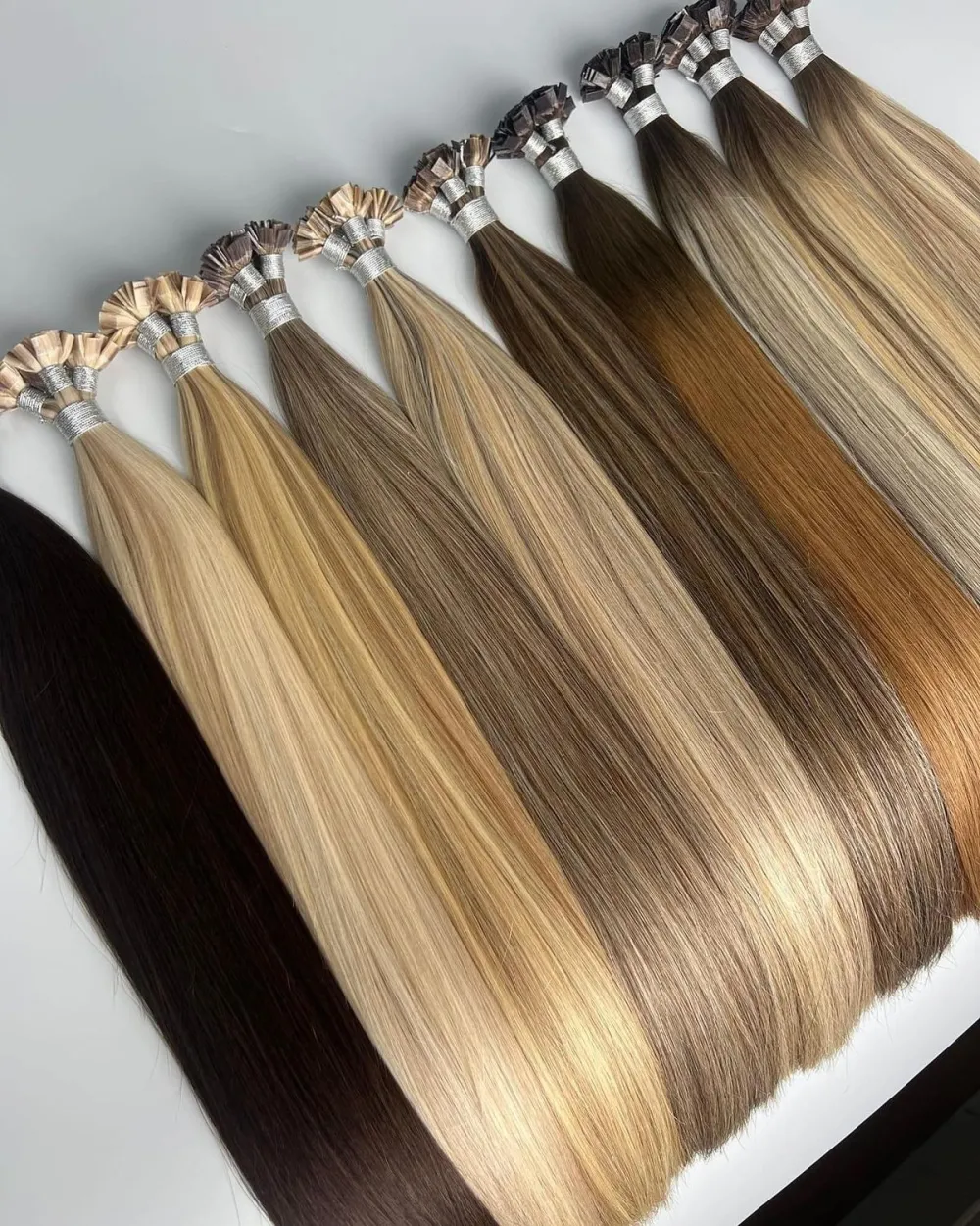 Echthaar-Extensions in Blond- und Brauntönen zur Farbauswahl bei Address Beauty in Leverkusen