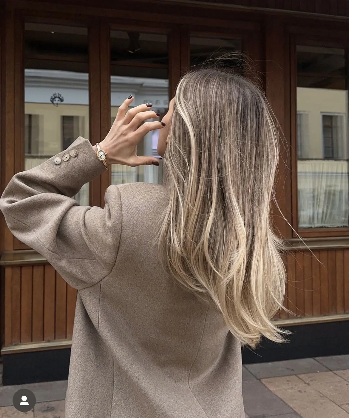 Kühles Blond mit weichem Ansatzverlauf, gefärbt bei Address Beauty in Leverkusen