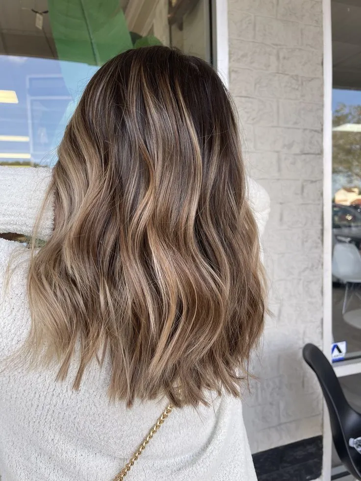 Schulterlanges Balayage in Karamell und Beige bei Address Beauty in Leverkusen