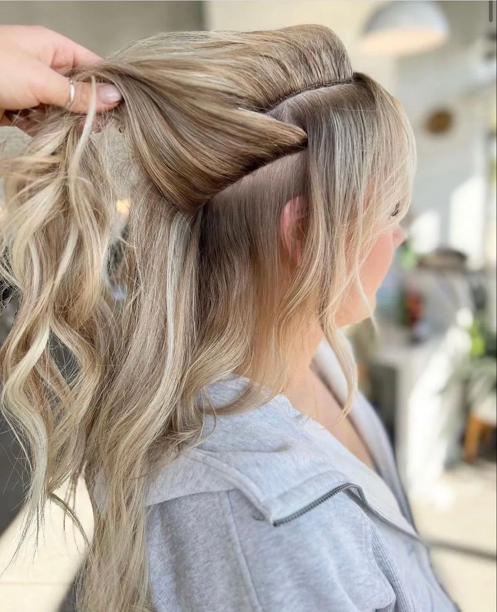 Tape-Extensions in blondem Haar werden bei Address Beauty in Leverkusen kontrolliert