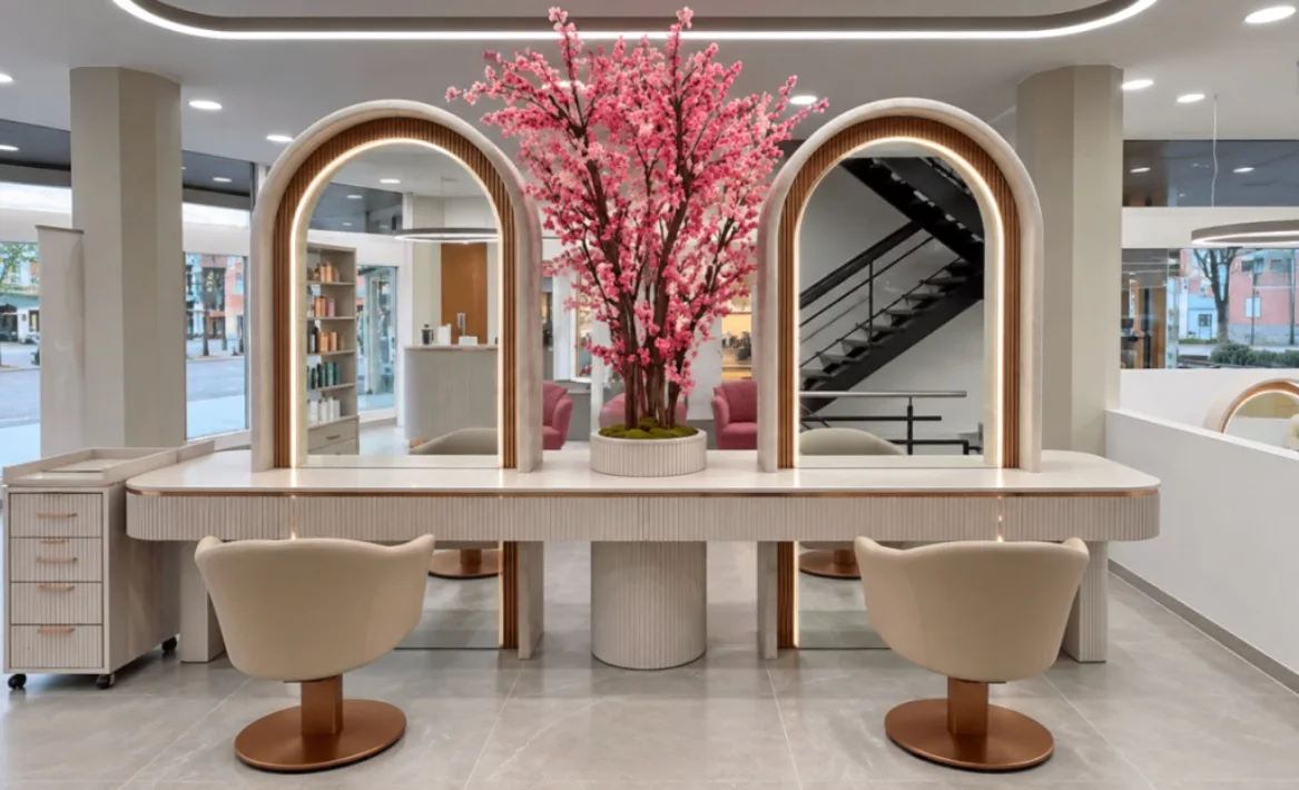 Zwei Stylingplätze mit beleuchteten Bogenspiegeln und Kirschblütenbaum bei Address Beauty in Leverkusen
