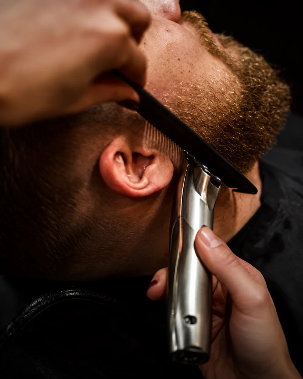 Bartdesign bei Murat Türkan Barber in Leverkusen: Bartkontur wird am Ohr mit Trimmer und Kamm ausrasiert