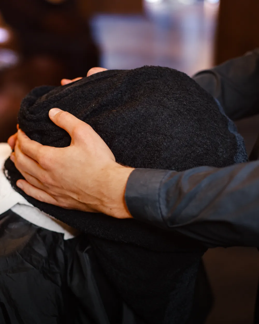 Klassische Rasur bei Murat Türkan Barber in Leverkusen: heisses Handtuch wird vor der Messerrasur aufgelegt