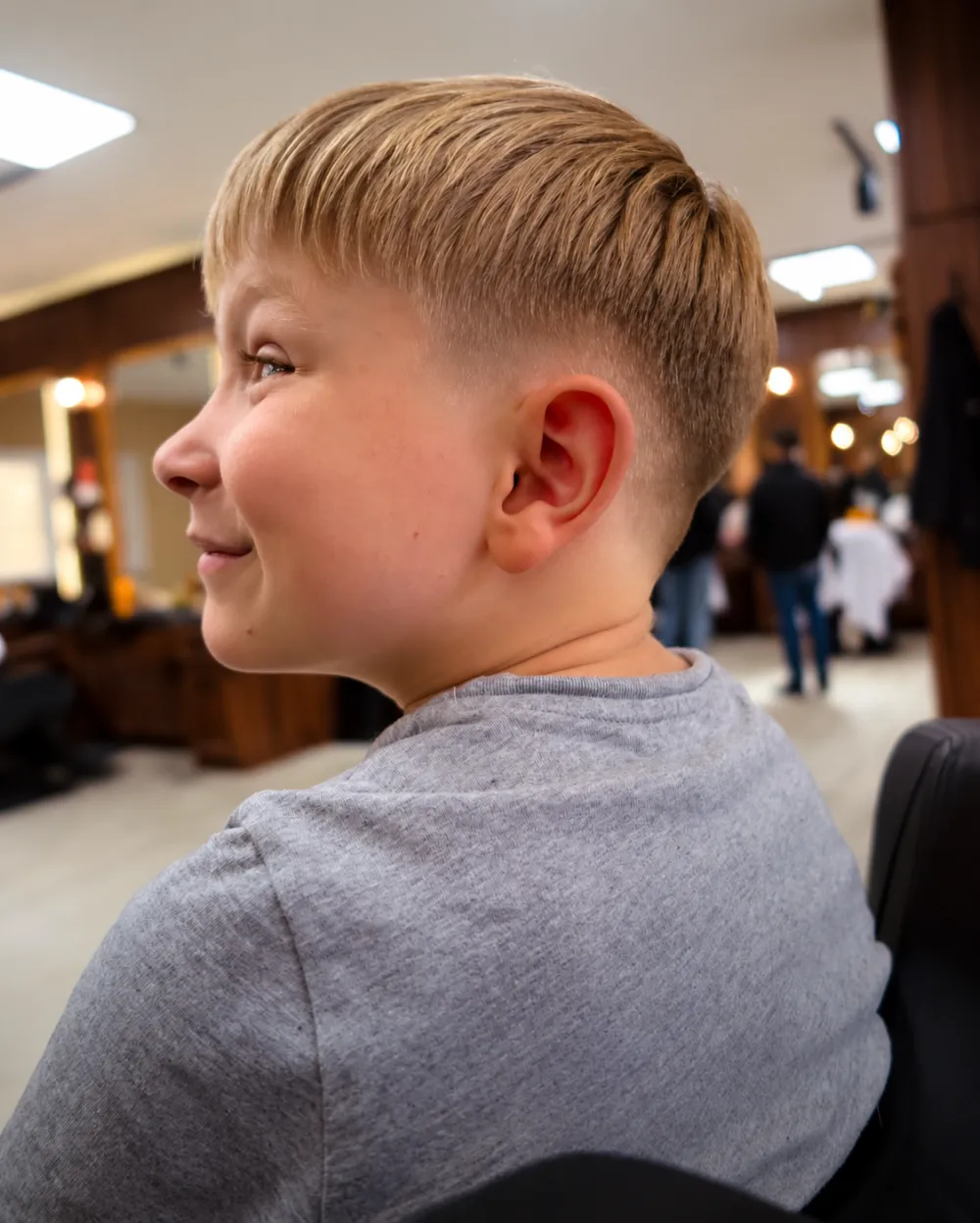 Kinderhaarschnitt bei Murat Türkan Barber in Leverkusen: blonder Jungenschnitt mit weichem Übergang