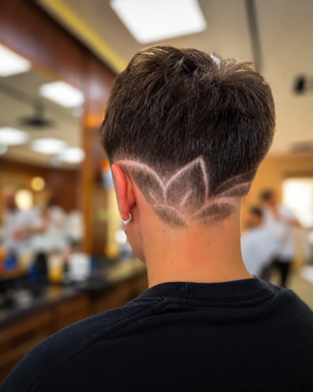 Line Design bei Murat Türkan Barber in Leverkusen: freihand gesetztes Lotus-Motiv über einem sauberen Fade