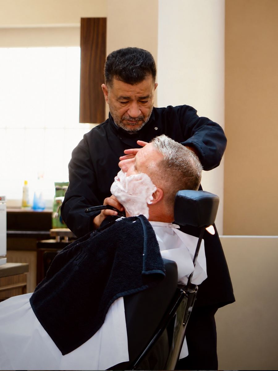 Klassische Messerrasur mit Rasierschaum bei Murat Türkan Barber in Leverkusen