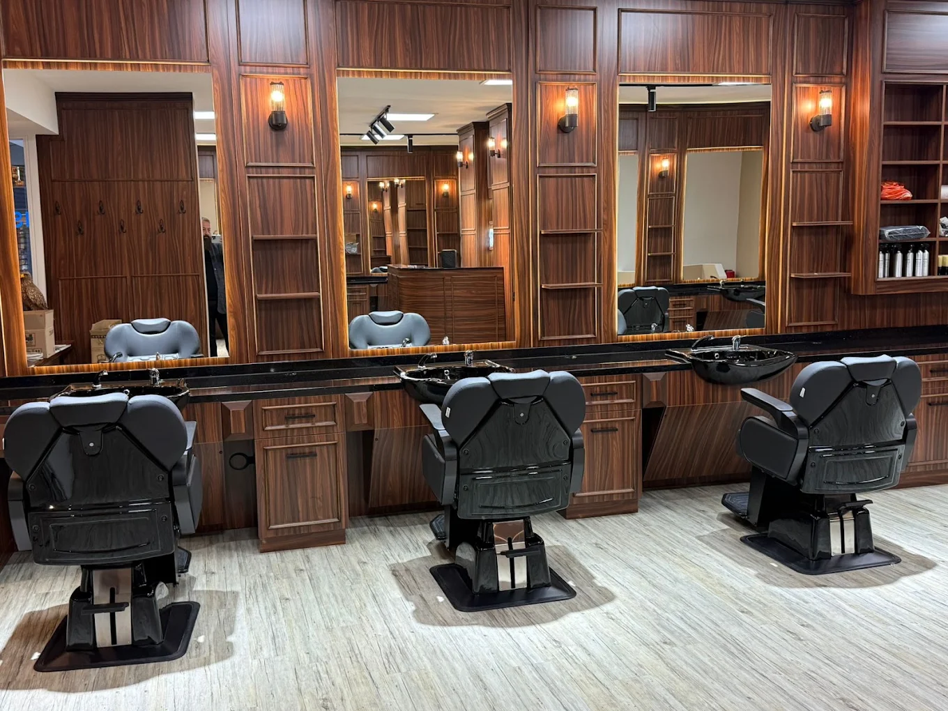 Innenraum des Murat Türkan Barber Salon in Leverkusen mit drei Barber-Stühlen und Holzvertäfelung