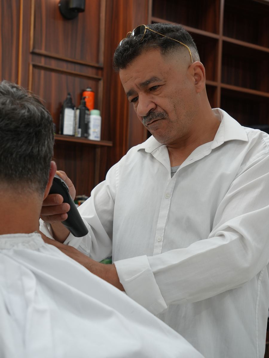 Ali Abi, Barber im Murat Türkan Barber Salon, bei einer Nassrasur