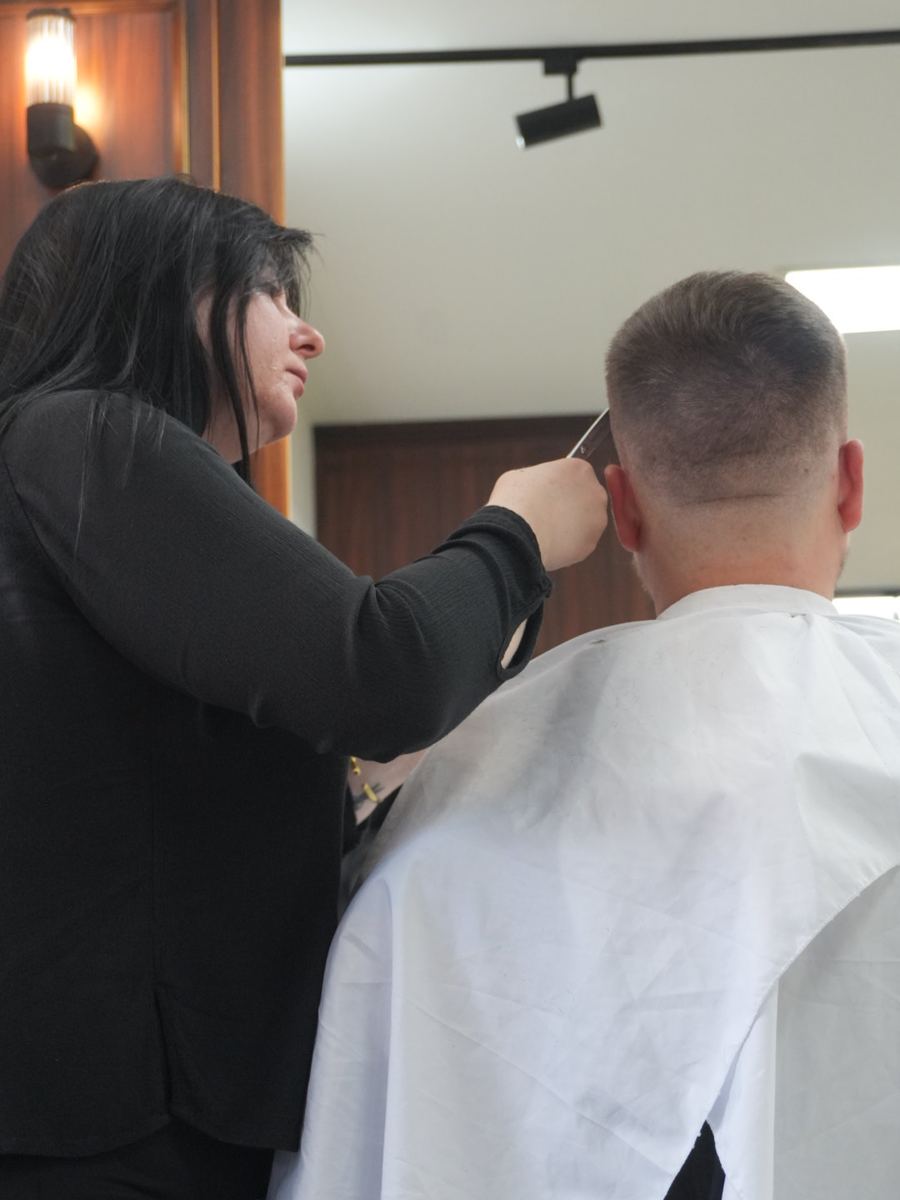 Anastasia, Stylistin im Murat Türkan Barber Salon, bei der Arbeit