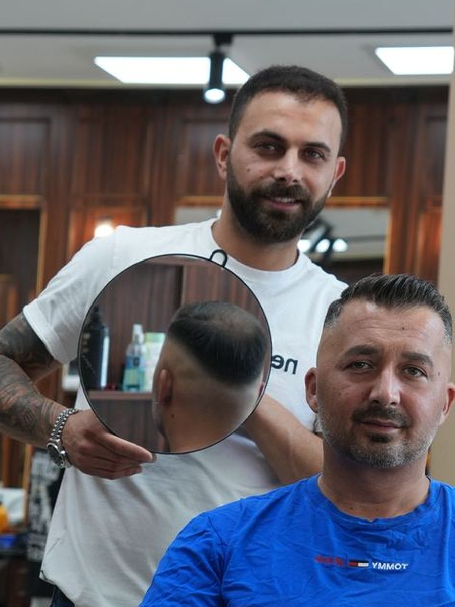 Fuat, Barber im Murat Türkan Barber Salon, bei der Arbeit