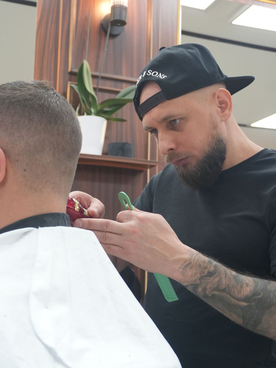 Oleh, Barber im Murat Türkan Barber Salon, bei der Arbeit